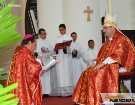 Monseñor Hugo Torres Marín, Exrector UCN, recibe el palio arzobispal