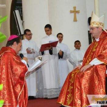 Monseñor Hugo Torres Marín, Exrector UCN, recibe el palio arzobispal