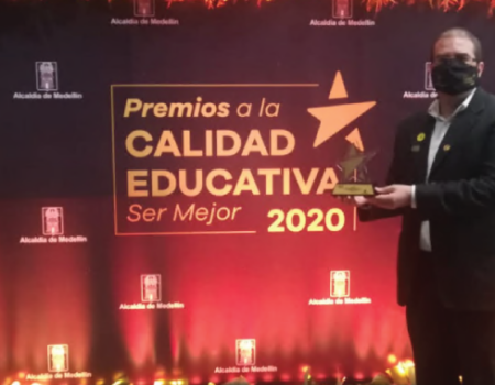 Doble reconocimiento en los premios Ser Mejor para el Cibercolegio UCN