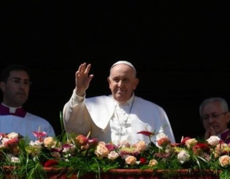 El Papa: Cristo ha resucitado. Jesús, el Viviente está con nosotros para siempre